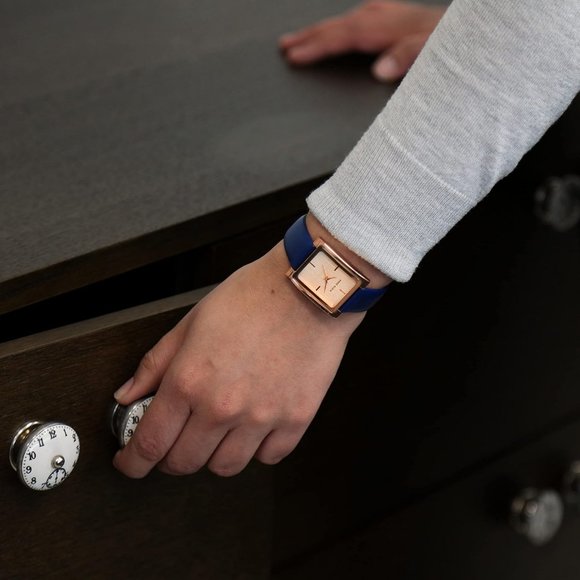 Women's Gold Tone Leather Strap Water Resistant Quartz Movement Watch - Picture 3 of 7